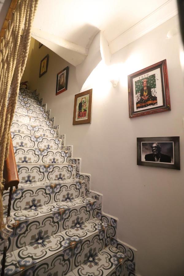 Gagarin Pub & Hotel Анталья Экстерьер фото